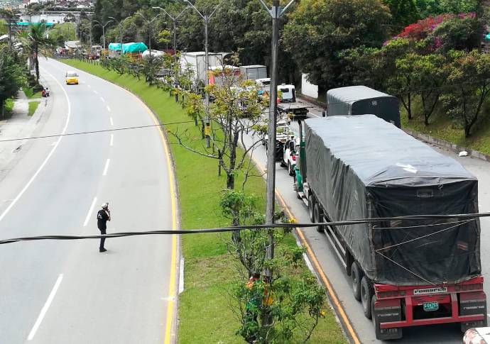 En medio de las movilizaciones masivas en el país, al Gobierno le surgió una nueva preocupación: evitar el desabastecimiento por bloqueos en algunas de las principales vías del país. Foto Manuel Saldarriaga