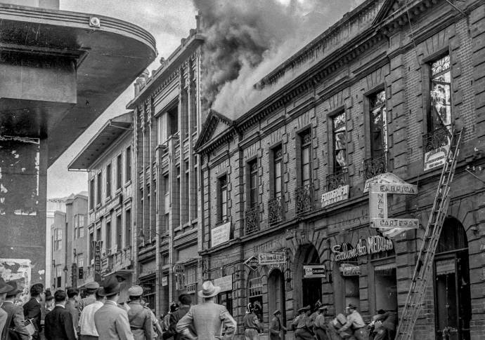 Varios edificios fueron incendiados y hubo saqueos en gran parte del comercio en el centro de la ciudad. Foto Reporter