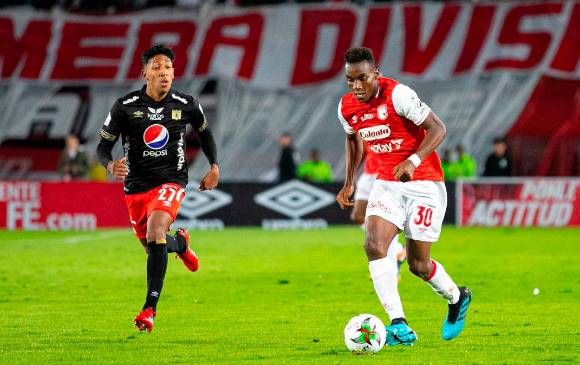 El defensa Dairon Mosquera de Santa Fe fue llamado por Reinaldo Rueda al microciclo de trabajo en Barranquilla. FOTO TOMADA DE TWITTER @SANTAFE 