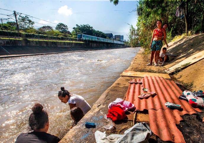 Las familias, que suman alrededor de 40 personas, llegaron por casualidad a la orilla del río, tras bajarse de un bus en la Terminal del Norte. Foto: Esneyder Gutiérrez Cardona 