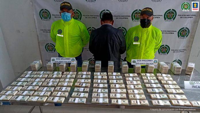 El 16 de abril de 2022 fue detenido en el puente de Rumichaca (Ipiales) un hombre que iba en un bus, transportando US$ 2 millones falsos en una caja, desde Ecuador. FOTO: CORTESÍA.