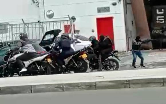 Mientras unos disparaban, otros huían en motos. Hay 11 detenidos y al parecer unos 20 fugados. FOTO: <b>cortesía Denuncias Antioquia y Policía</b>