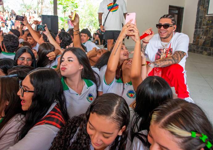 Ryan Castro le cantó a los estudiantes de su colegio. FOTO Esneyder Gutierrez