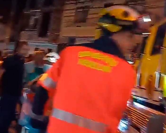 La vía fue cerrada mientras los socorristas atendían el caso. IMAGEN TOMADA DEL VIDEO