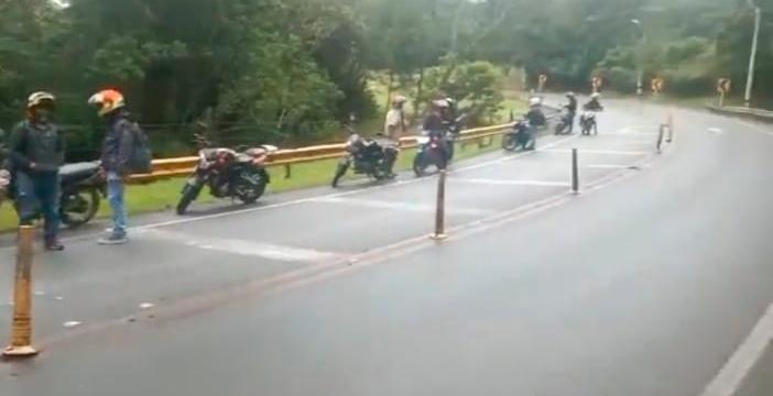 Los motociclistas se resbalaron con el combustible derramado. Foto: captura de video. 