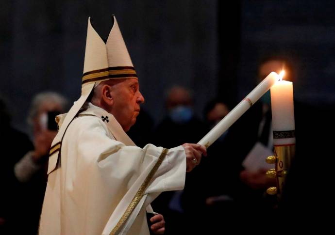 El Papa Francisco celebró la Vigilia Pascual en la Basílica de San Pedro casi vacía por los protocolos de bioseguridad ante la pandemia del coronavirus. La ceremonia fue trasmitida para millones de católicos de todo el mundo. Foto: EFE.