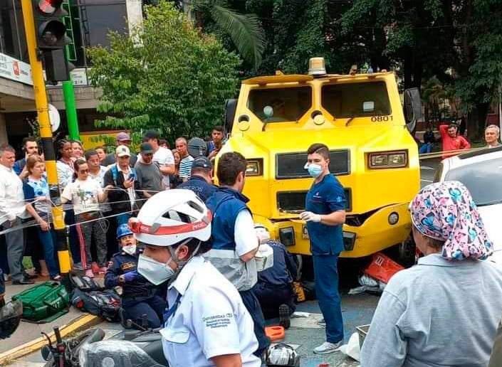 En la colisión un motociclista resultó herido, según las primeras imágenes difundidas por Denuncias Antioquia. FOTO DENUNCIAS ANTIOQUIA
