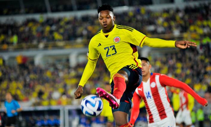 Jorge Cabezas, del Independiente Medellín, sorprendió de buena manera en el duelo ante Paraguay. Marcó, hizo pase gol y fue un dolor de cabeza para la defensa guaraní. Se ganó el puesto en la titular. FOTO efe