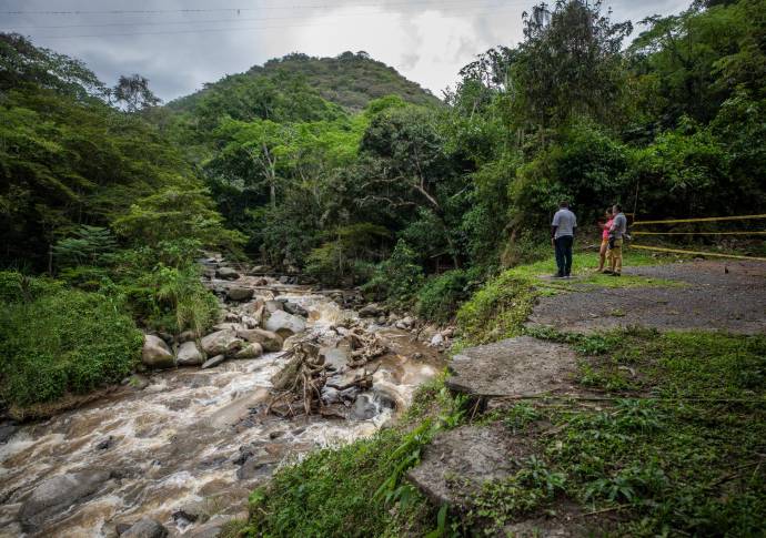 Así están desde hace tres años, cuando una creciente del río Aurra se llevó el puente de concreto y los dejó aislados. Foto: Camilo Suárez