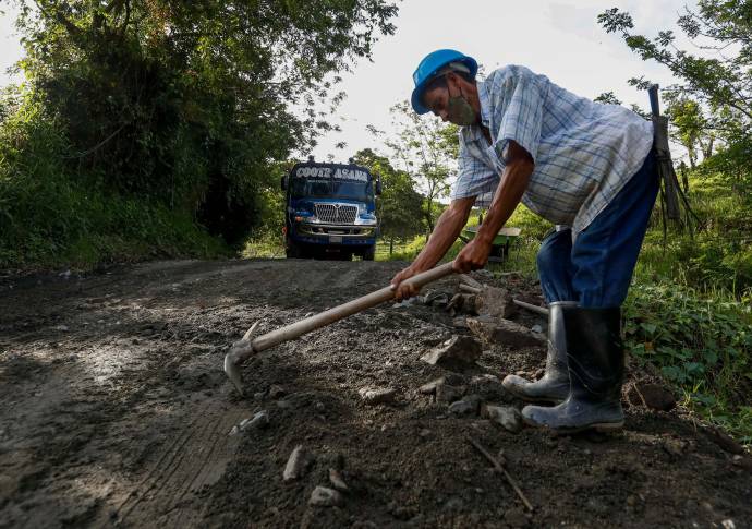 La falta de carreteras, aeropuertos y puertos son un obstáculo para el crecimiento de las poblaciones, según el Banco Mundial. Foto: Manuel Saldarriaga Quintero.