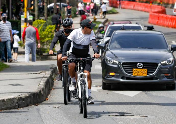 A pesar de estar suspendidas las ciclovías por el Inder Medellín, La gente salió hoy domingo a las calles en sus bicicletas exponiéndose a algunos carros que circulan. Foto: Manuel Saldarriaga Quintero.