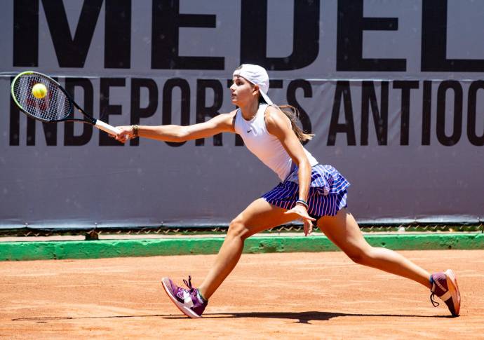 Jugando un excelente tenis Emiliana Arango venció en la final a la Brasileña y medallista olimpica Laura Pigossi. FOTO: Jaime Pérez