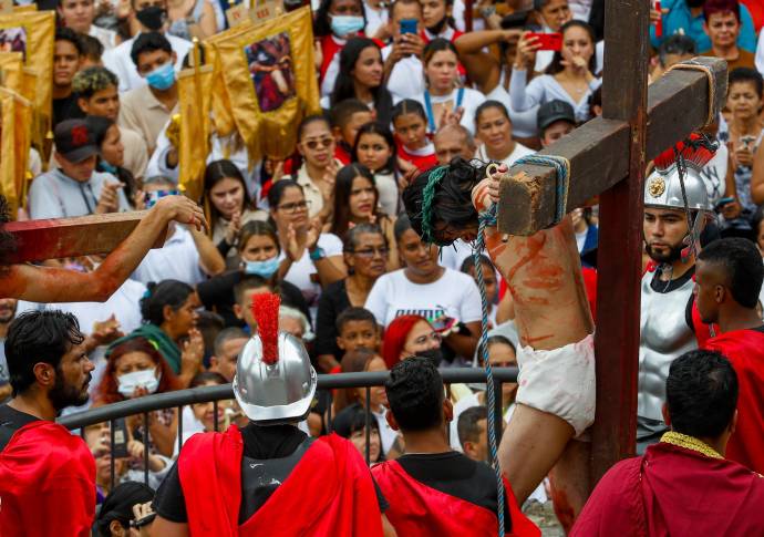 Cristo crucificado en el barrio Villa del Socorro donde realizaron el Viacrucis con representación en vivo. Foto: Manuel Saldarriaga Quintero.