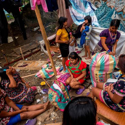 Indígenas recogen sus pertenencias antes de partir a Chocó. FOTO: Cortesía 