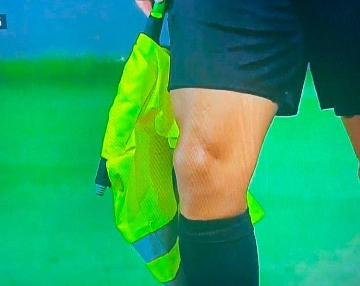 Con este banderín acturaron los jueces brasileños. FOTO Twitter @futbolerosgt