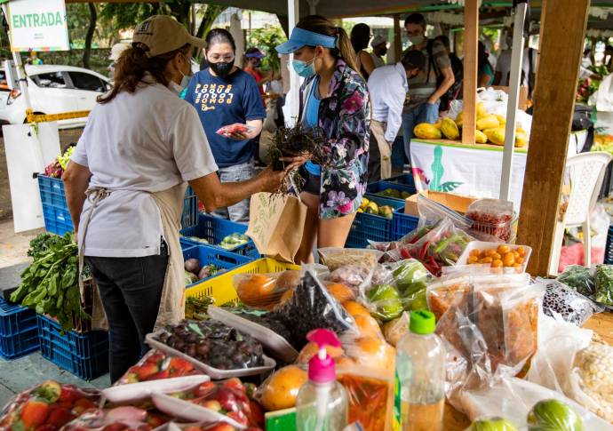 Desde esta semana los 21 parques y plazas reciben los clientes. Se activarán los miércoles para que los campesinos aseguren sus ingresos y los ciudadanos tengan más opciones de abastecimiento. Foto: Manuel Saldarriaga Quintero.