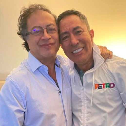 En la imagen, Gustavo Petro y el gerente de su campaña presidencial, Ricardo Roa. Este último tuvo que rendirle cuentas al CNE por las preguntas inconsistencias en los gastos. FOTO CORTESÍA