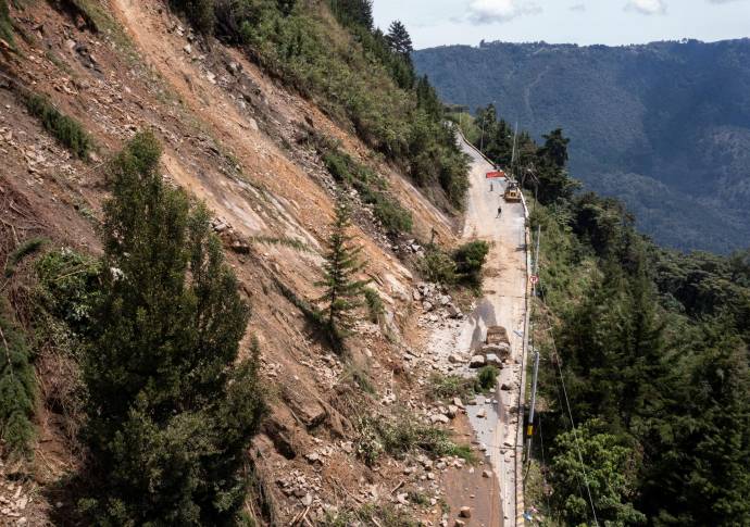 Un derrumbe mantiene taponada la vía que conecta al sector de Buenos Aires, centro oriente de Medellín, con el corregimiento de Santa Elena. Foto: Manuel Saldarriaga