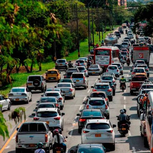 La medida de pico y placa comienza a las 5:00 a.m. para vehículos particulares y motos y a las 6:00 para los taxis. En ambos casos va hasta las 8:00 p.m. FOTO Camilo Suárez