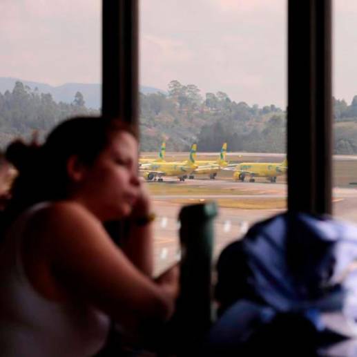 Las personas que tenían tiquetes comprados con Viva Air entre el 27 de febrero y el 6 de marzo podrán ser reubicados en vuelos de Avianca y Latam. FOTO: EL COLOMBIANO 