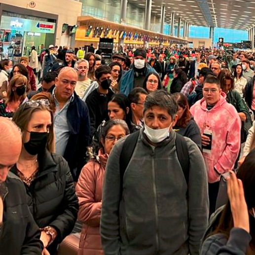 El Aeropuerto El Dorado colapsó en la mañana de este miércoles a raíz de un problema técnico en Migración. FOTO: Tomada de Twitter