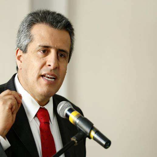 Luis Fernando Velasco se ha convertido en una pieza clave para el gobierno de Gustavo Petro. Foto: Twitter @velascoluisf. 