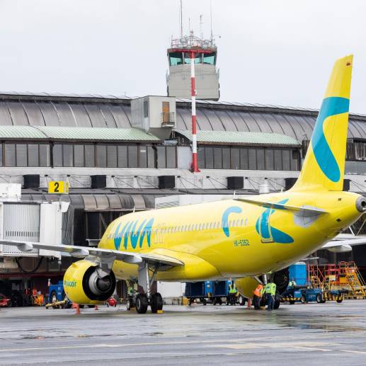Miles de personas aguardan respuestas tras la suspensión de vuelos de Viva Air. FOTO CARLOS VELÁSQUEZ