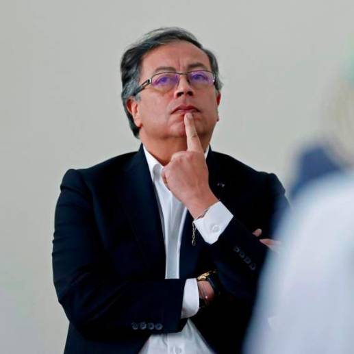 El presidente Gustavo Petro aseguró que el lunes tomará decisiones sobre los cambios en su gabinete. FOTO: EFE