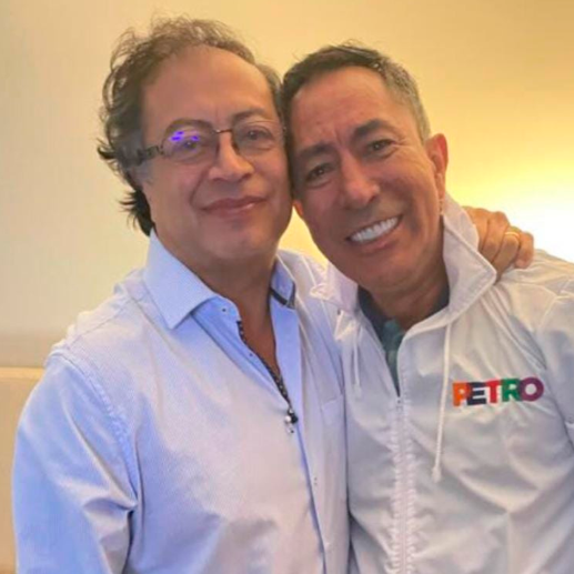 En la imagen, Gustavo Petro y el gerente de su campaña presidencial, Ricardo Roa. Este último tuvo que rendirle cuentas al CNE por las preguntas inconsistencias en los gastos. FOTO CORTESÍA