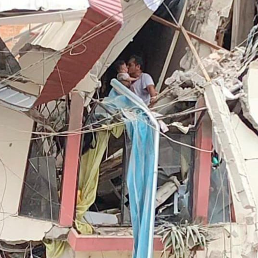 El hombre y su hija de brazos quedaron atrapados entre los escombros en su casa ubicada en la ciudad de Pasaje, donde el sismo dejó daños materiales. FOTO TOMADA DE TWITTER