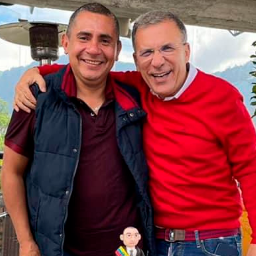 Pese a que Roy Barreras trató de mostrarse distante de John Jairo Uribe (el denunciado), hay imágenes que demuestra que ha sido un asesor de su entera confianza en los últimos años. FOTO CORTESÍA