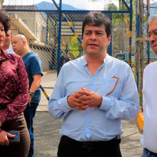 El comisionado de Paz, Danilo Rueda (centro), junto a la senadora Isabel Zuelta y el exasesor de Paz Jorge Mejía, en una reciente visita a la cárcel de Itagüí. <b>FOTO: Jaime Pérez</b>