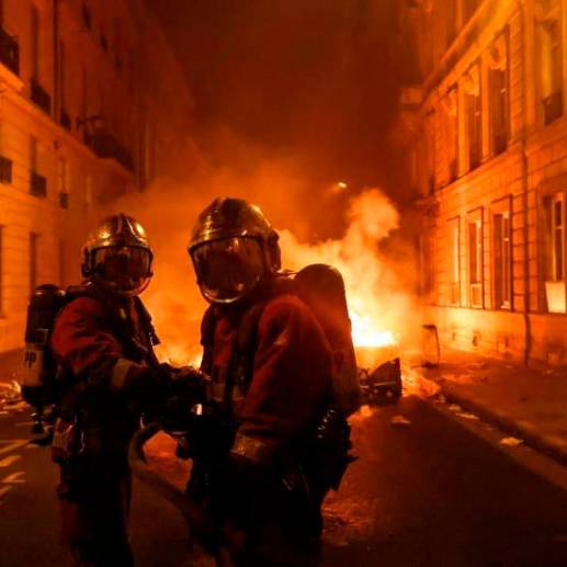 Manifestantes incendiaron barricadas en las calles de París. FOTO: EFE
