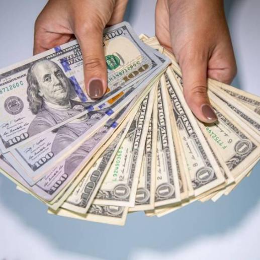 El dólar comenzó la semana subiendo frente a varias monedas emergentes el lunes por la incertidumbre de la crisis del techo de deuda de Estados Unidos. Foto: Carlos Velásquez