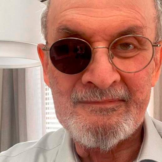 Reaparece en la alfombra roja en el Museo de Historia Natural en Manhattan. Foto: Tomada del Twitter @SalmanRushdie. 