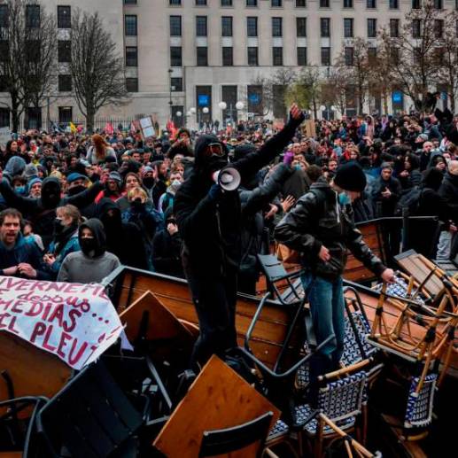 Los franceses salieron a las calles a rechazar la aprobación de la nueva ley pensional en Francia. FOTO: AFP