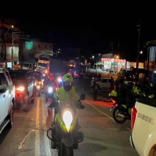 La Policía y el Ejército escoltaron la caravana de vehículos que no pudo pasar por las vías del Bajo Cauca por los desmanes. FOTO: CORTESÍA