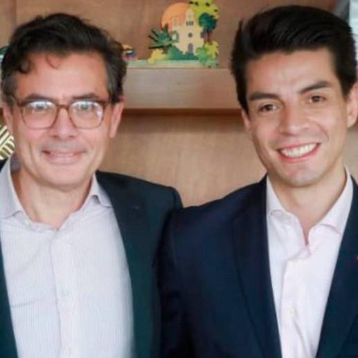 Nicolás Ávila (der.) era uno de los hombres de confianza del exministro Alejandro Gaviria en el ministerio de Educación. FOTO: TOMADA DE TWITTER