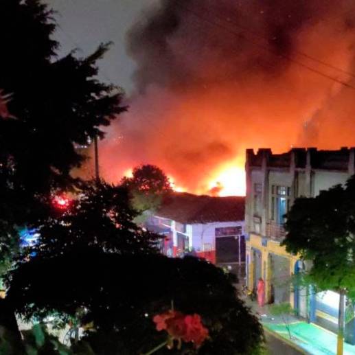 El incendio es atendido por cinco máquinas debido a la gran afectación. FOTO Cortesía