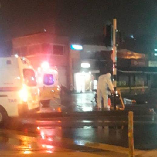 Los agentes de la Policía Judicial de la Secretaría de Movilidad de Medellín hicieron la inspección al cuerpo sin vida de este extranjero. FOTO: CORTESÍA