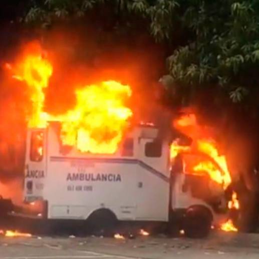 Esta fue la ambulancia incendiada en cercanías de una estación de gasolina de Caucasia. FOTO: CORTESÍA