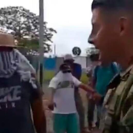 Uno de los encapuchados le exige reiterativamente al coronel Luis William Bravo, comandante del Batallón de Operaciones Terrestres del Ejército, con sede en Tarazá. FOTO: CORTESÍA