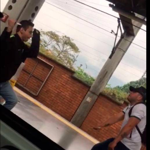 Los dos hombres quedaron captados en un video que trascendió en las redes sociales. FOTO: CORTESÍA