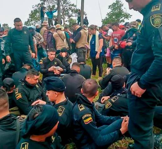 En San Vicente del Caguán fueron secuestrados, durante casi 36 horas, 84 personas, en su mayoría policías. El subintendente Ricardo Monroy y el campesino Reinel Arévalo fueron asesinados. FOTO<b><span class="mln_uppercase_mln"> cortesía</span></b>