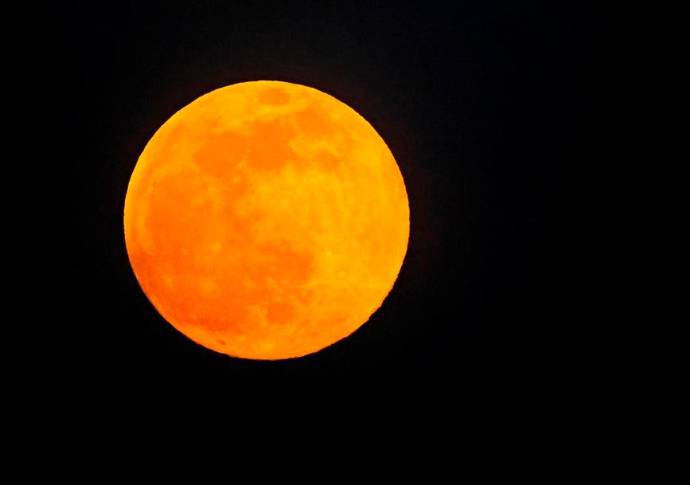 Este fenómeno se produce cuando la distancia entre la tierra y la luna es mínima, se conoce con el nombre de perigeo. La superluna puede ser hasta 12% más grande y 15 por ciento más brillante que una luna llena normal. Foto EFE