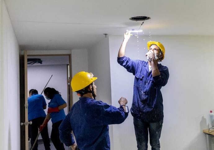 Cada que llueve el agua corre con la fuerza de una cascada desde el cielorraso en una de las torres del nuevo complejo. FOTO CAMILO 