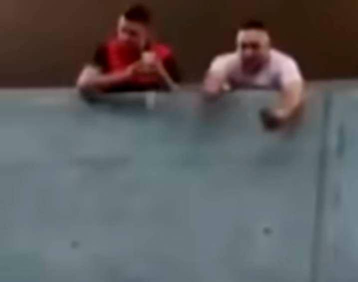 Dos hombres lanzaron billetes desde una estación del metro en Medellín