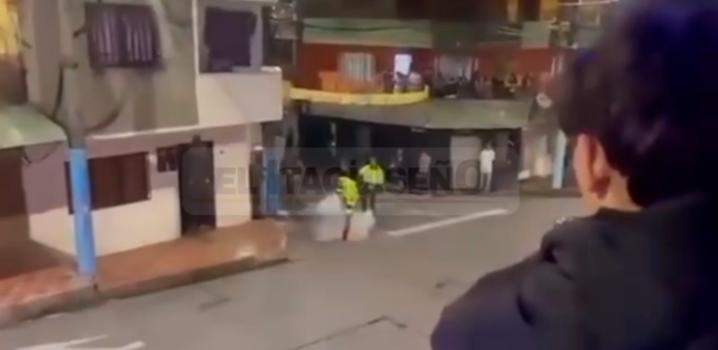 En la imagen se ve la pólvora cayendo sobre los uniformados. Foto: pantallazo sacado de Facabook @El Itagüiseño.