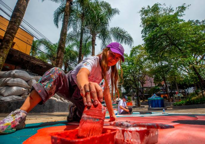 La intervención de las calles se realiza con mucho color y creatividad artística. Foto: Camilo Suárez Echeverry