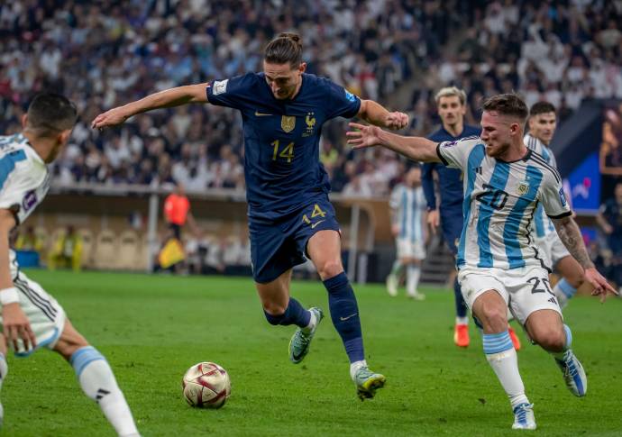 El partido estuvo cargado de emociones y fue necesario definir el compromiso mundialista desde el punto de penal. Foto : Juan Antonio Sánchez 